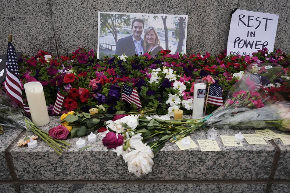 An einer Gedenkstätte für die Abgeordnete Melissa Hortman (†55) und ihren Ehemann Mark wurden Blumen niedergelegt.