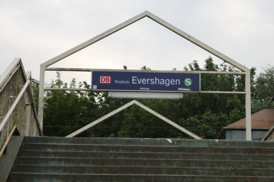 Der Überfall spielte sich am S-Bahnhof Evershagen ab.