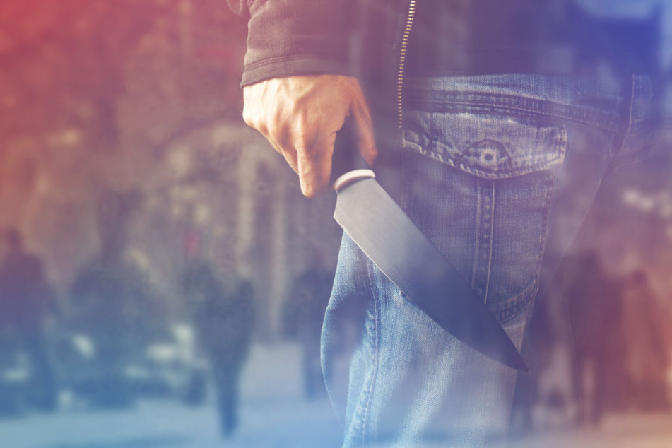 Der Tatverdächtige soll mit einem Messer auf drei Menschen eingestochen haben.(Symbolbild)
