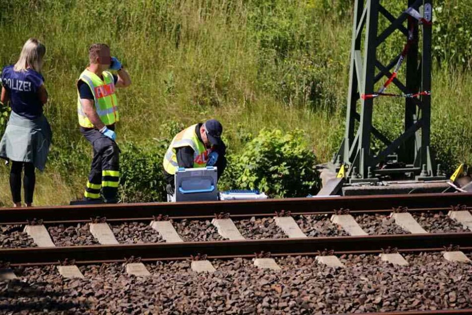 Ermittler sichern einen der Tatorte in Leipzig. Das Operative Abwehrzentrum hat den Fall übernommen.