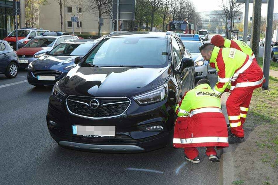 Der Opel hatte zuvor ein Kind angefahren, es wurde verletzt und in die Klinik gebracht.