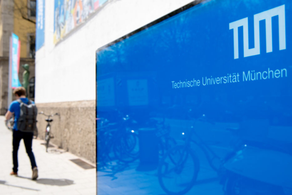 Mehrere Studenten der Technischen Universtität München haben allen Grund zur Freude.