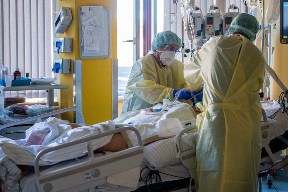 Körperliche Schwerstarbeit und seelische Belastung: Pflegekräfte auf Covid-Intensivstationen haben einen Knochenjob.