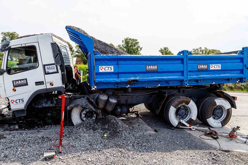 Nach nur 64 Zentimetern kommt der LKW zum Stehen, kann nicht weiterfahren. 1,50 Meter war die geforderte Norm.