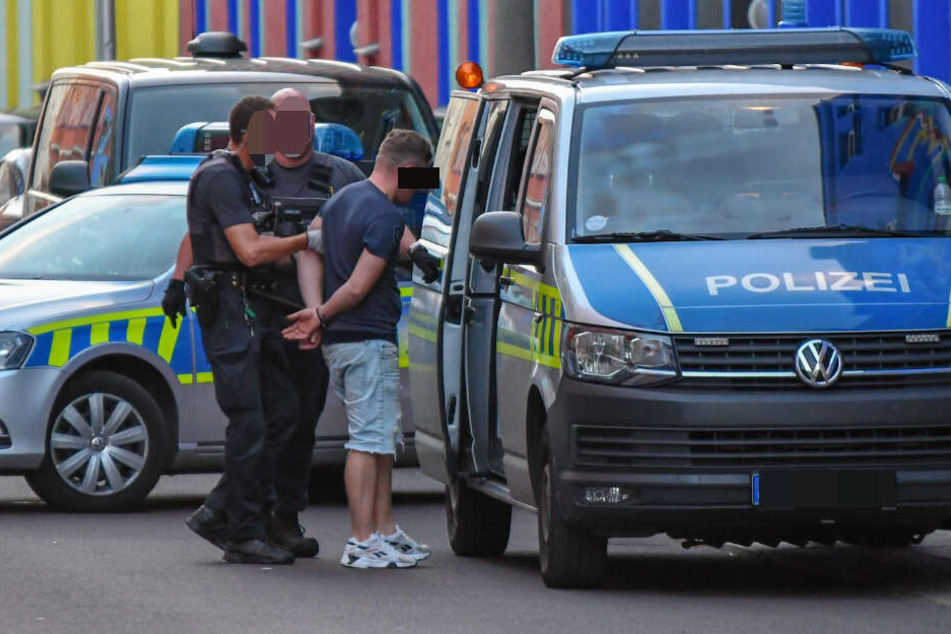 Die Täter hatten den Mann geschossen und mit einem Hammer auf seinen Kopf geschlagen.