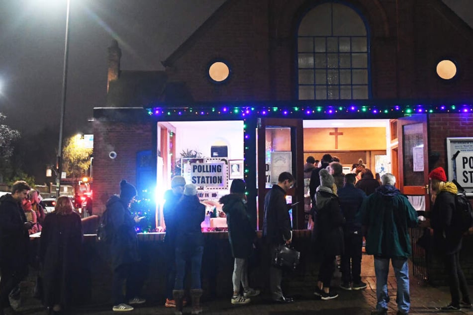 Bis kurz vor Schließung der Wahllokale standen Wähler, wie hier in Balham, an.
