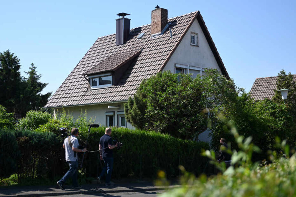 Journalisten gehen vor dem Wohnhaus von Stephan E., Tatverdächtiger im Mordfall des Kasseler Regierungspräsidenten Walter Lübcke.