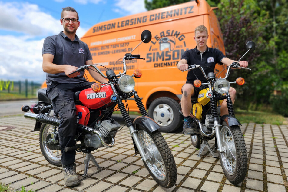 Jakob Wild (26, l.) bietet in Chemnitz ein einmaliges Angebot: Bei ihm kann man Simson-Mopeds leasen.