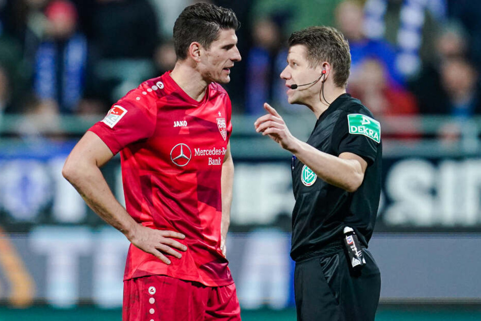 Nach der Abseitsentscheidung: Gomez im Gespräch mit Schiedsrichter Patrick Ittrich.
