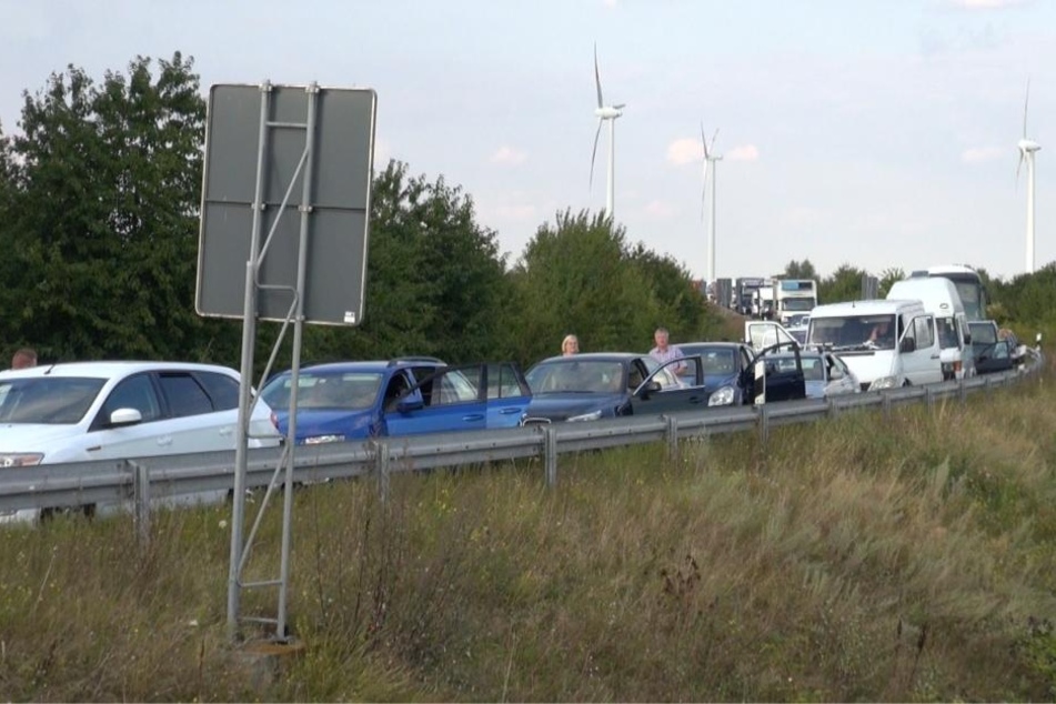Der Autobahnzubringer von der A14 aus Richtung Leipzig kommend auf die A2 Richtung Hannover ist ebenfalls vollgesperrt.
