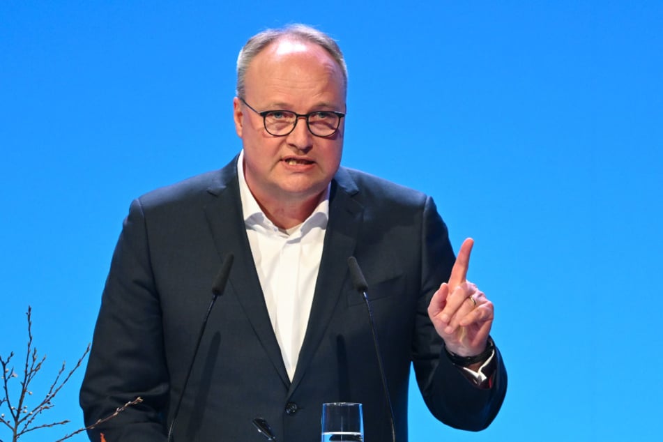Der Moderator der "heute-show" hatte sich erstmals Ende April abfällig über das Publikum des Schlagersängers geäußert.