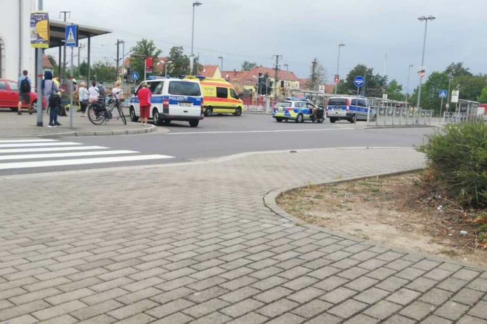 Am Mittwochnachmittag hat sich ein Mann in Wurzen vor einen durchfahrenden Intercity geworfen. Die Polizei stellte klar, dass er nicht gestoßen wurde.
