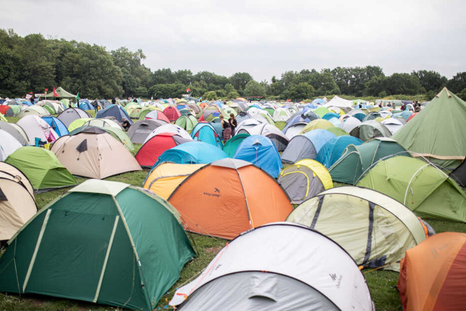 Die Aktivisten campen in einem großen Zeltcamp.
