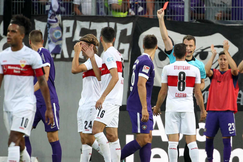 Schiri Felix Zwayer zeigt dem VfB-Linksverteidiger Borna Sosa die Gelb-Rote Karte.