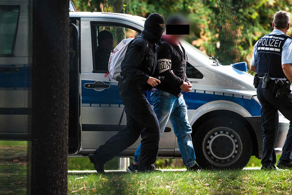 Die Polizei führte sieben mutmaßliche Rechtsterroristen bei der Bundesanwaltschaft in Karlsruhe vor.