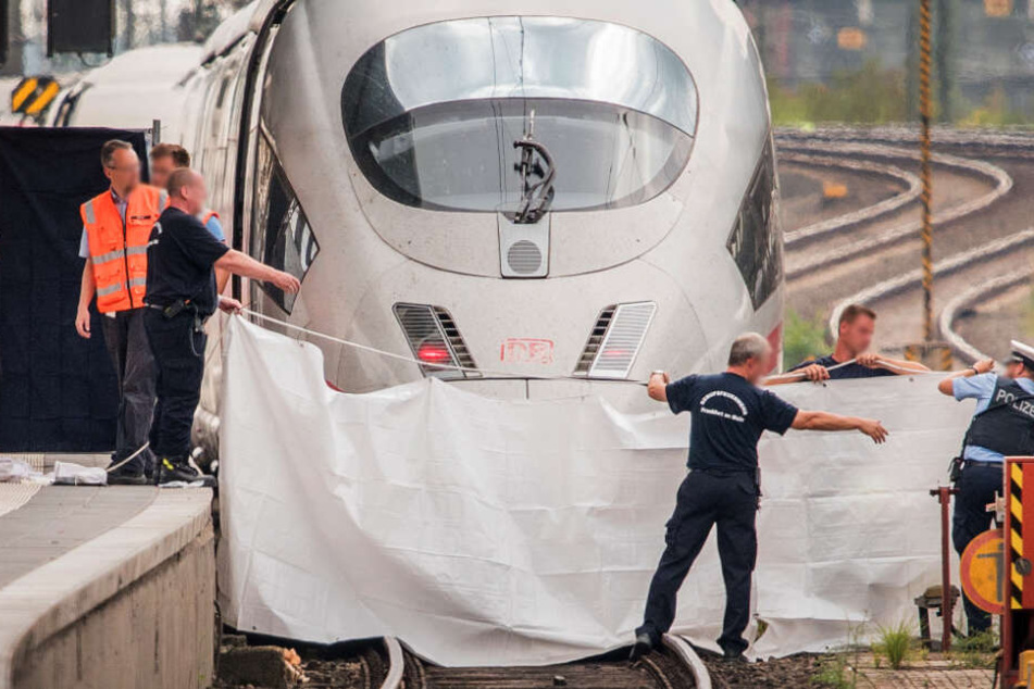 Der Junge wurde vom einfahrenden ICE erfasst und getötet.