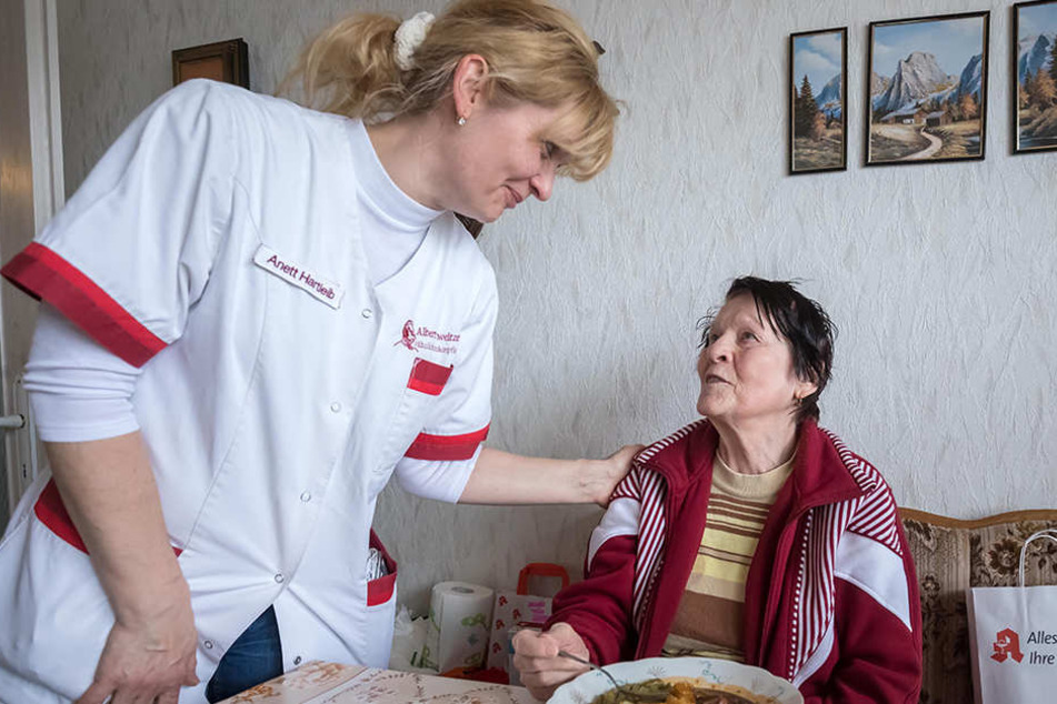 Trotz Stress das Beste geben: Seniorin Helga Möckel (85) freut sich über die Hilfe von Pflegerin Anett Hartleib (49).