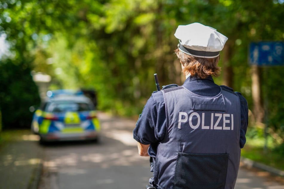 Ein Polizist steht an einer Absperrung in der Nähe des Tatorts.