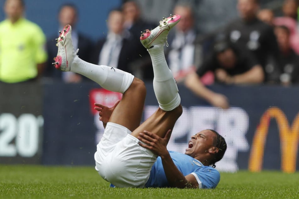 Manchesters Leroy Sane liegt verletzt auf dem Rasen.