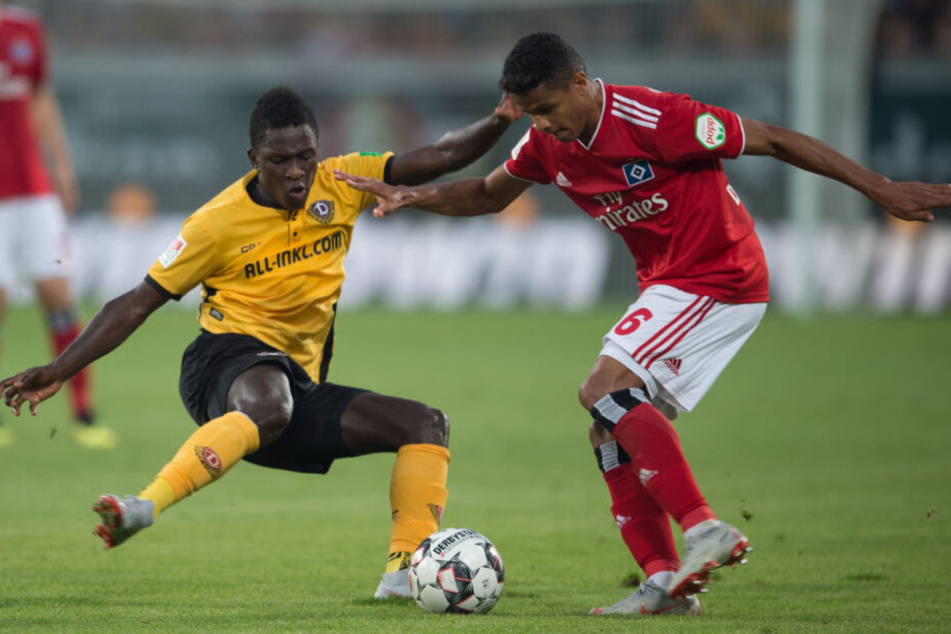 Douglas Santos lässt seinen Gegenspieler, hier Dynamo Dresdens Moussa Kone, mit einer Finte aussteigen.