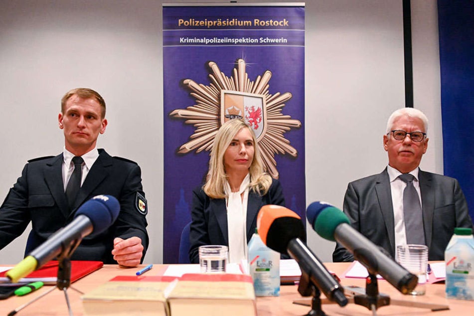 Betroffene Gesichter: Kriminalhauptkommissar Steffen Baudler, Oberstaatsanwältin Claudia Lange und Ermittler Detlef Schmidt (v.l.) schilderten auf einer Pressekonferenz die blutige Tat.