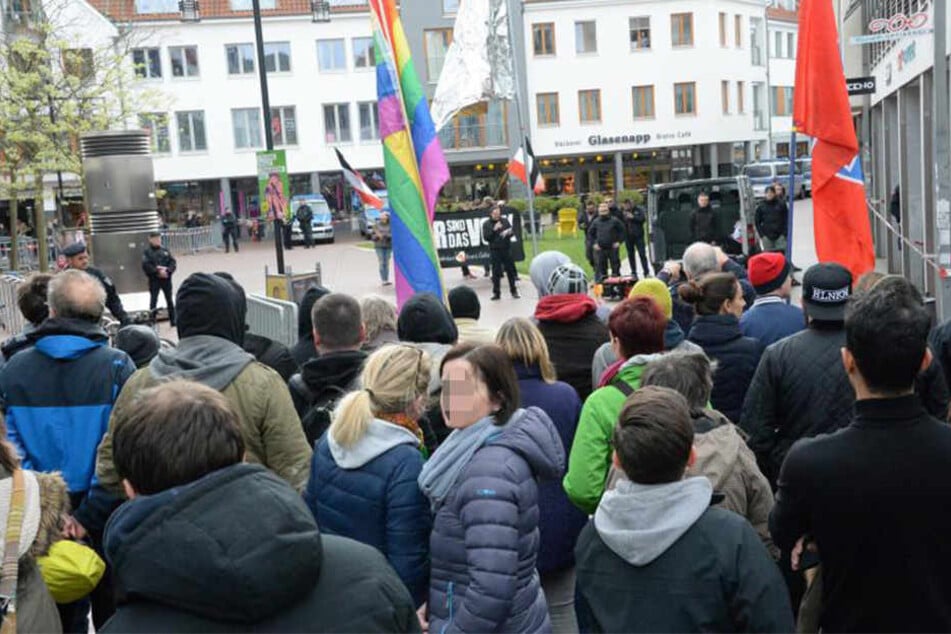 Gegendemonstranten werfen die Rechtsextremen jetzt Straftaten vor.