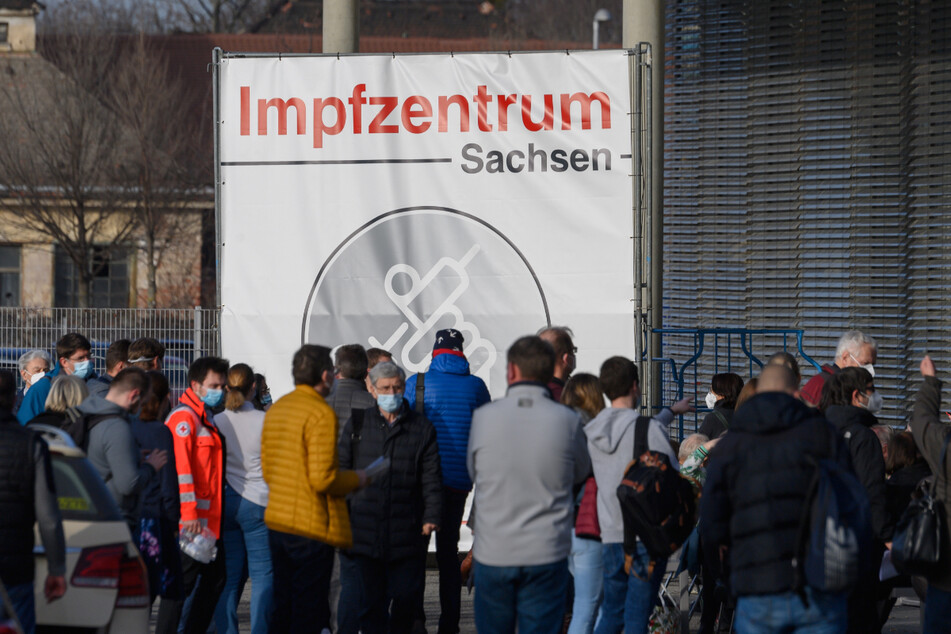Zahlreiche Menschen stehen vor dem Impfzentrum Sachsen in der Messe Dresden. Wegen Computerproblemen kommt es zu Warteschlangen.