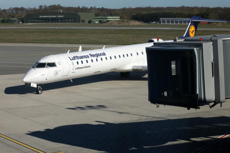 Auf dem Flughafen Rostock-Laage wird das erste Flugzeug der erweiterten Verbindung nach München abgefertigt.