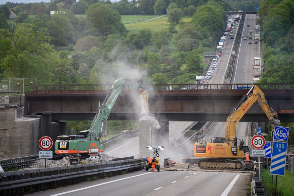 April 2018: Arbeiter reißen auf der Autobahn nahe Pforzheim-Ost eine Brücke ab.