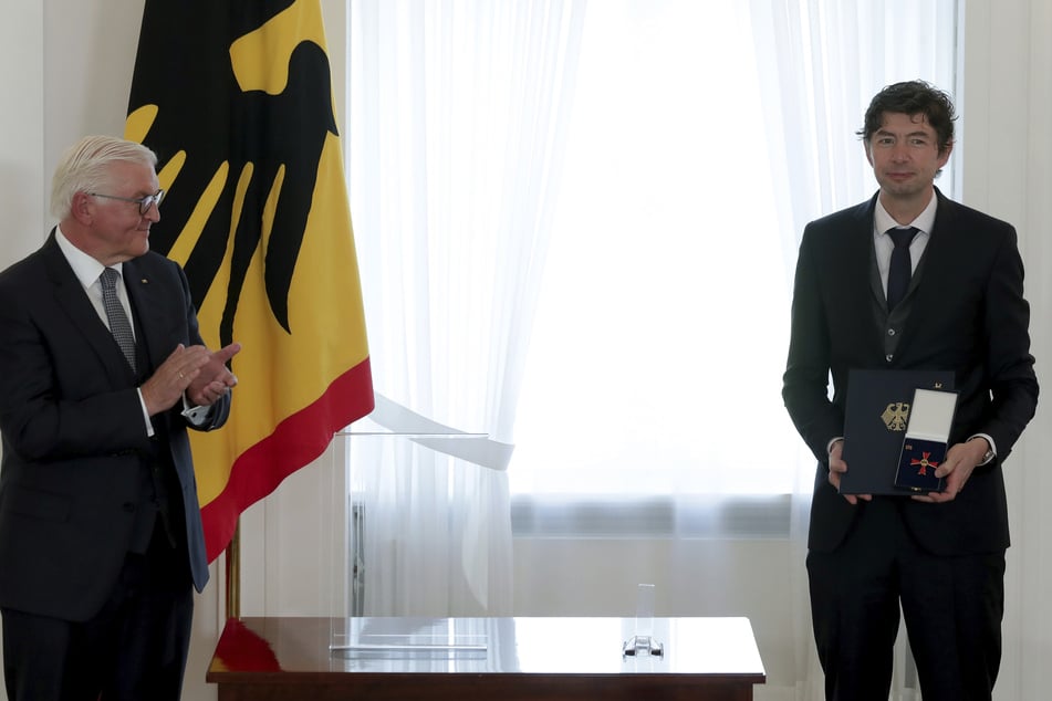 Bundespräsident Frank-Walter Steinmeier (l) applaudiert dem Virologen Christian Drosten, den er im Schloss Bellevue mit dem Verdienstorden der Bundesrepublik Deutschland ausgezeichnet hat.