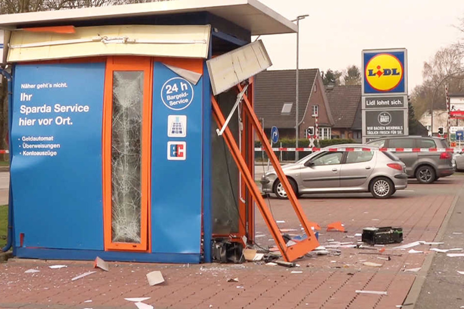 Mit einem lauten Knall und einer riesigen Explosion flog der Geldautomat in die Luft.