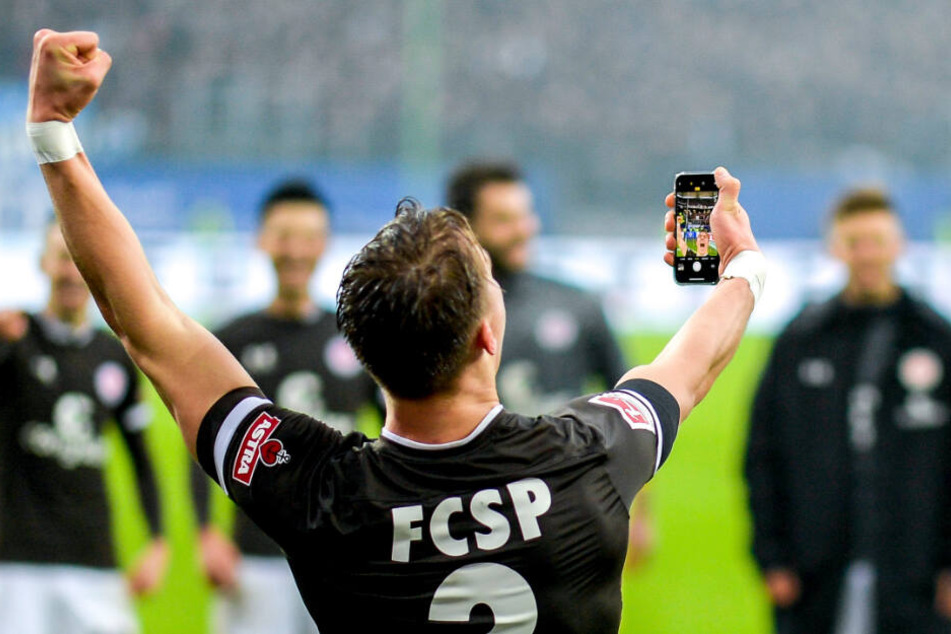 Leo Östigard posierte nach dem Sieg mit dem Handy in der Hand vor der Fankurve und machte ein Selfie.