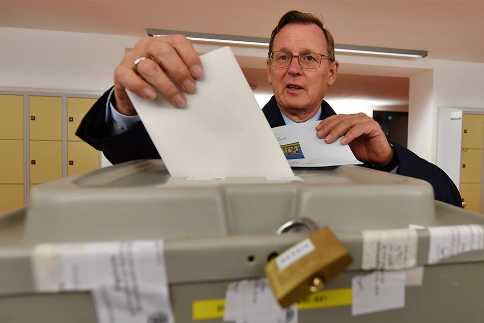Ministerpräsident Bodo Ramelow (61, Linke) gibt seine Stimme in einem Erfurter Wahllokal ab.
