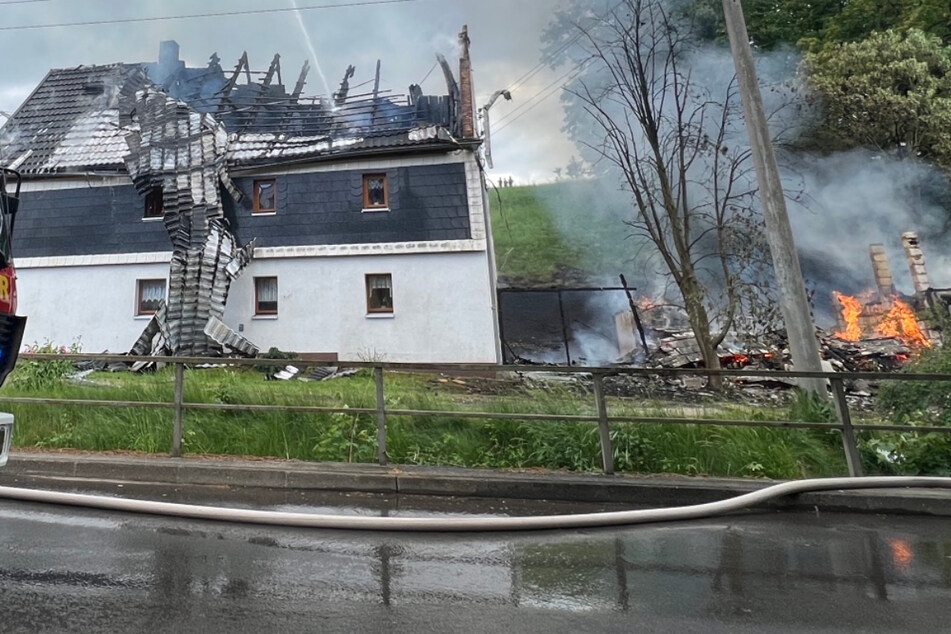 Chemnitz: Mittelsachsen: Garage und Dachstuhl völlig ausgebrannt, zwei Personen verletzt