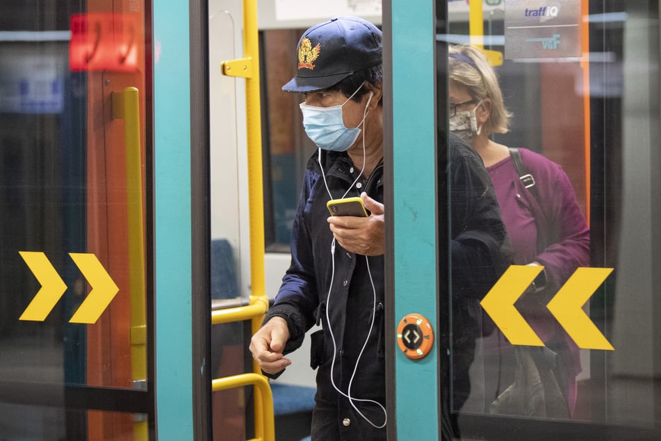 Der Mund-Nasen-Schutz ist ab Donnerstag kein notwendiges Utensil während einer Fahrt mit Bus und Bahn mehr.