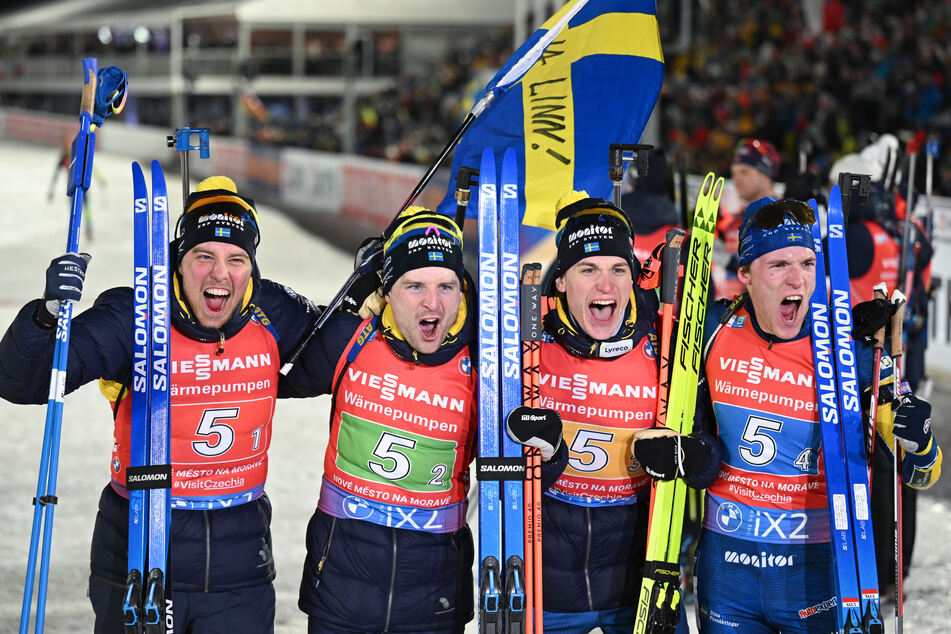 Als Schlussläufer führte Sebastian Samuelsson (26, r.) die schwedische Staffel überraschend zu Gold. Kurz darauf gab er auch sein privates Glück bekannt.