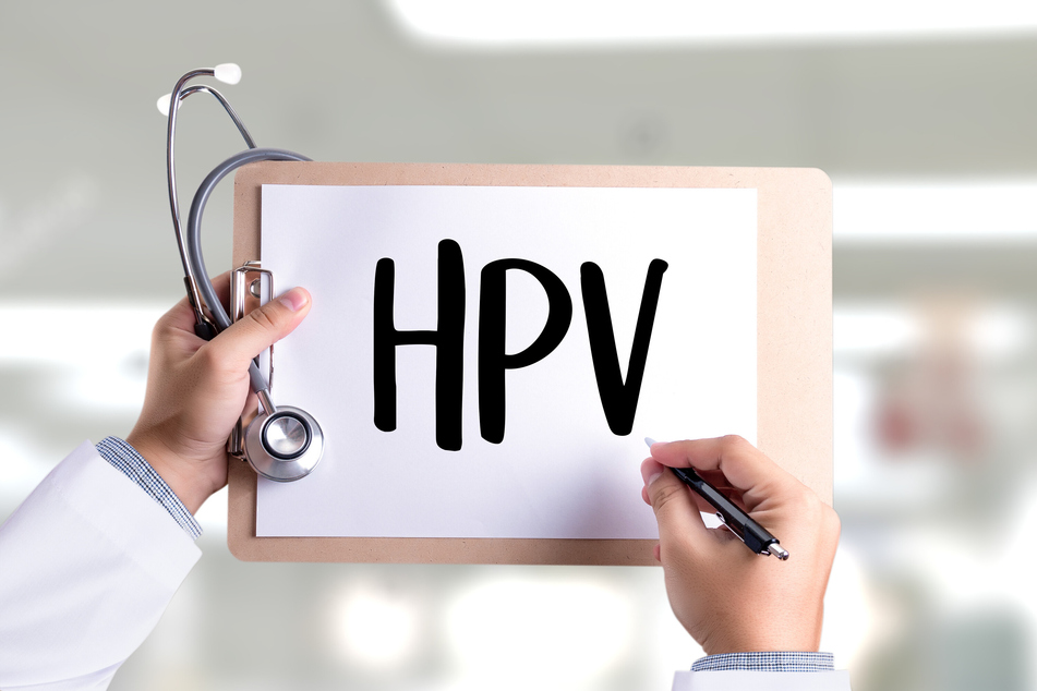 Humane Papillomviren sind eine Virusgruppe, die zu abnormem Zellwachstum beim Menschen führen kann und Krebsvorstufen, Krebs sowie Genitalwarzen verursachen kann. Mehr als 200 HPV-Typen sind bekannt, davon können mindestens 14 eine krebsverursachende Wirkungen haben.