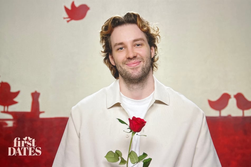 Berufsschullehrer Michael (29) überrascht Steffi zu Beginn des Dates mit Rosen.