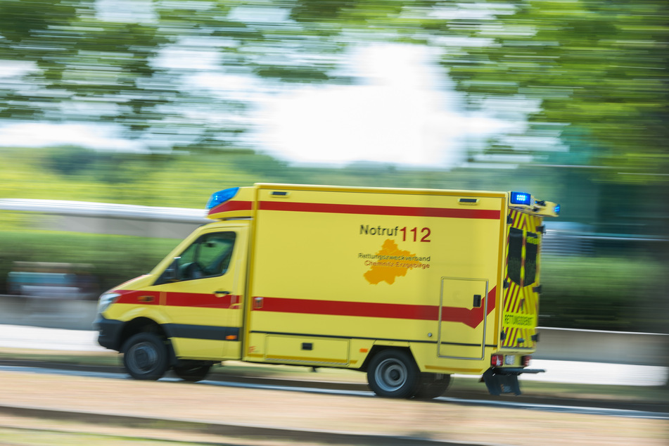 Nach einem Arbeitsunfall musste ein 72-Jähriger mit dem Krankenwagen in ein Krankenhaus gebracht werden. (Symbolbild)