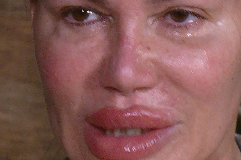 Schönheitstipps mit Djamila (55): Diese voluminösen Lippen stammen "von Zahnpasta", sagt sie im Gespräch mit Camp-Oma Claudia (57).*