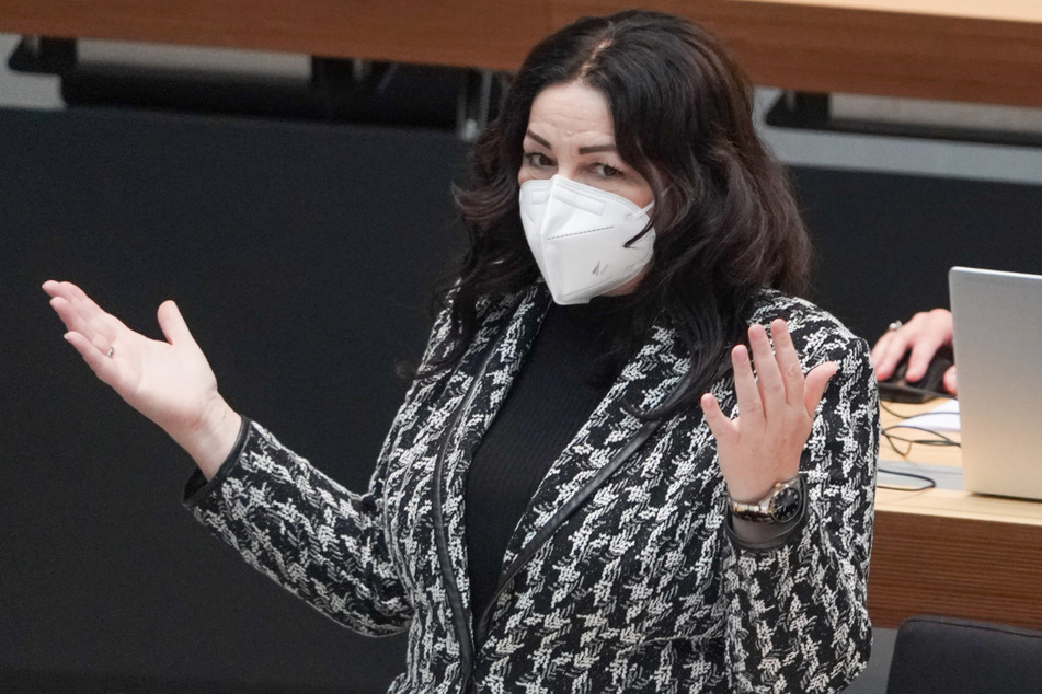 Dilek Kalayci (SPD), Gesundheitssenatorin, gestikuliert bei einer Plenarsitzung des Berliner Abgeordnetenhauses.