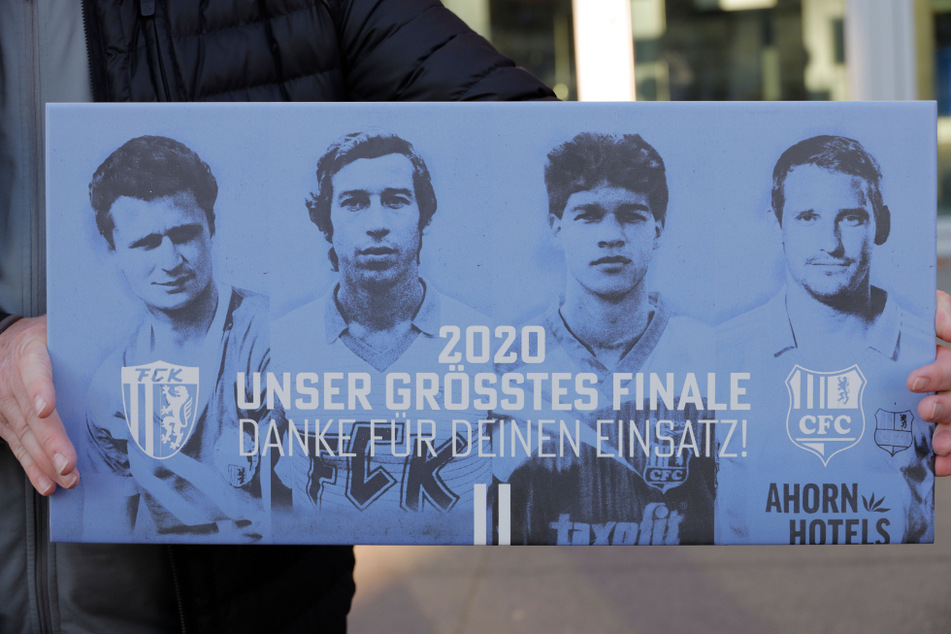 Der Sponsor Jürgen Thomas hat sich für alle Spender, die innerhalb weniger Wochen über 500.000 Euro für den CFC sammelten, ein besonderes Dankeschön ausgedacht. Er entwarf eine besondere Fliese.