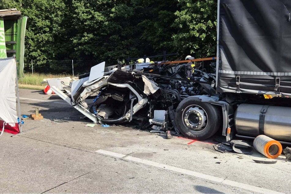 Im Stau sind zwei Lastwagen zusammengestoßen. Ein Beifahrer konnte nur noch tot geborgen werden.