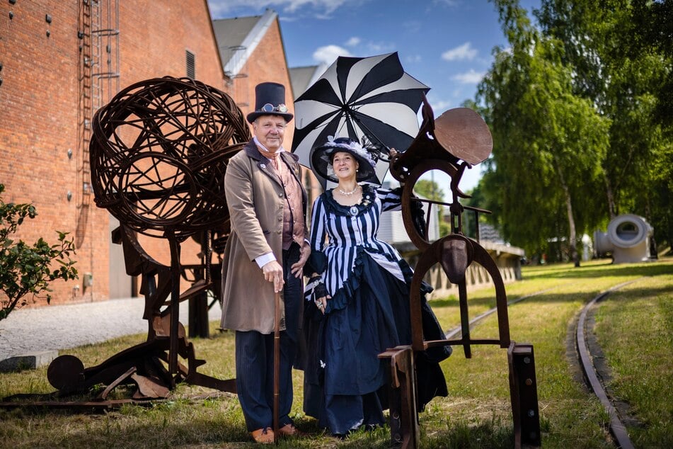 Steampunker Jens Mahlow (61, l.) und Grit Melchinger (53) freuen sich schon auf das Event.