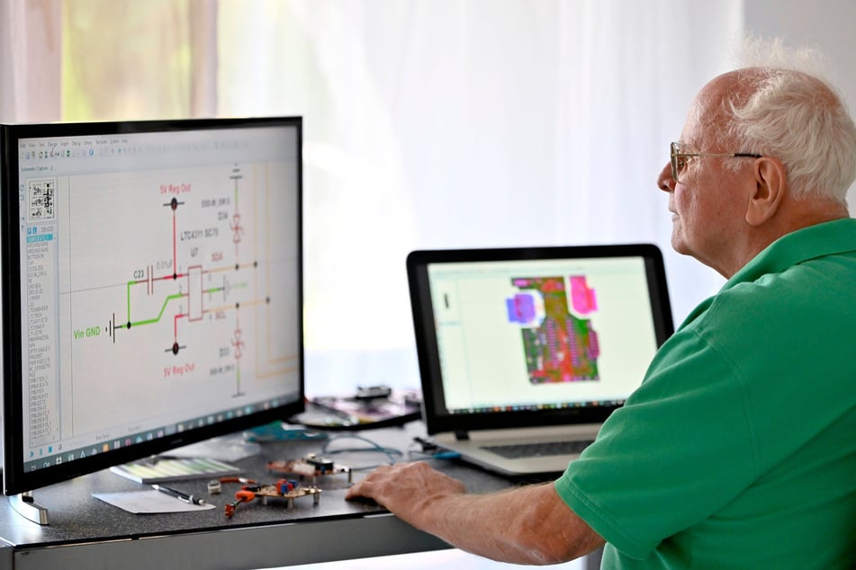 Dieser Senior arbeitet in seiner Elektronik-Werkstatt im Homeoffice. Geht es nach den sächsischen Kammern, dann sollten rüstige Rentner in ihre Berufe zurückkehren, um den Fachkräftemangel etwas zu kompensieren.