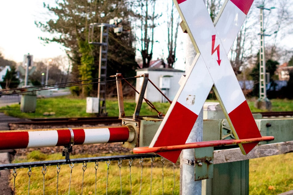 An einem Bahnübergang im Landkreis Lichtenfels ist es am heutigen Montagnachmittag zu einem tödlichen Unfall gekommen. (Symbolbild)