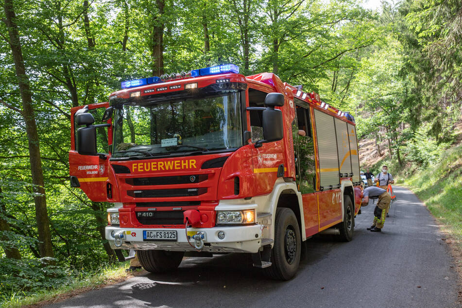 Die Feuerwehr rückte mit mehreren Fahrzeugen zum Unfallort bei Stolberg an.