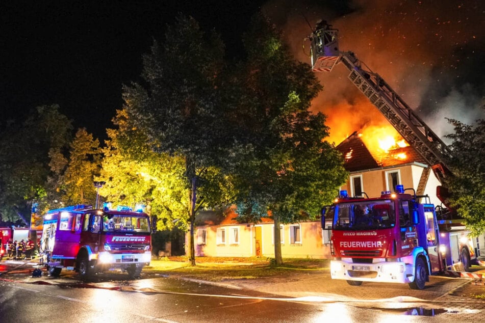 Die Feuerwehr ist mit einem Großaufgebot vor Ort gewesen und hat auch zwei Drehleitern zum Einsatz gebracht.