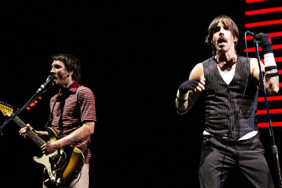 Anthony Kiedis (r.) and John Frusciante (l.) of the Red Hot Chili Peppers perform at Coachella Music and Arts Festival on April 28, 2007, in Indio, California.