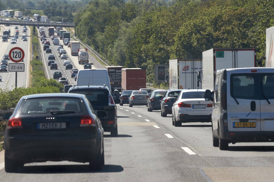 Vor allem im Großraum Rhein-Main, wie hier am Wiesbadener Kreuz, werden zum Ferienbeginn viele Staus erwartet.